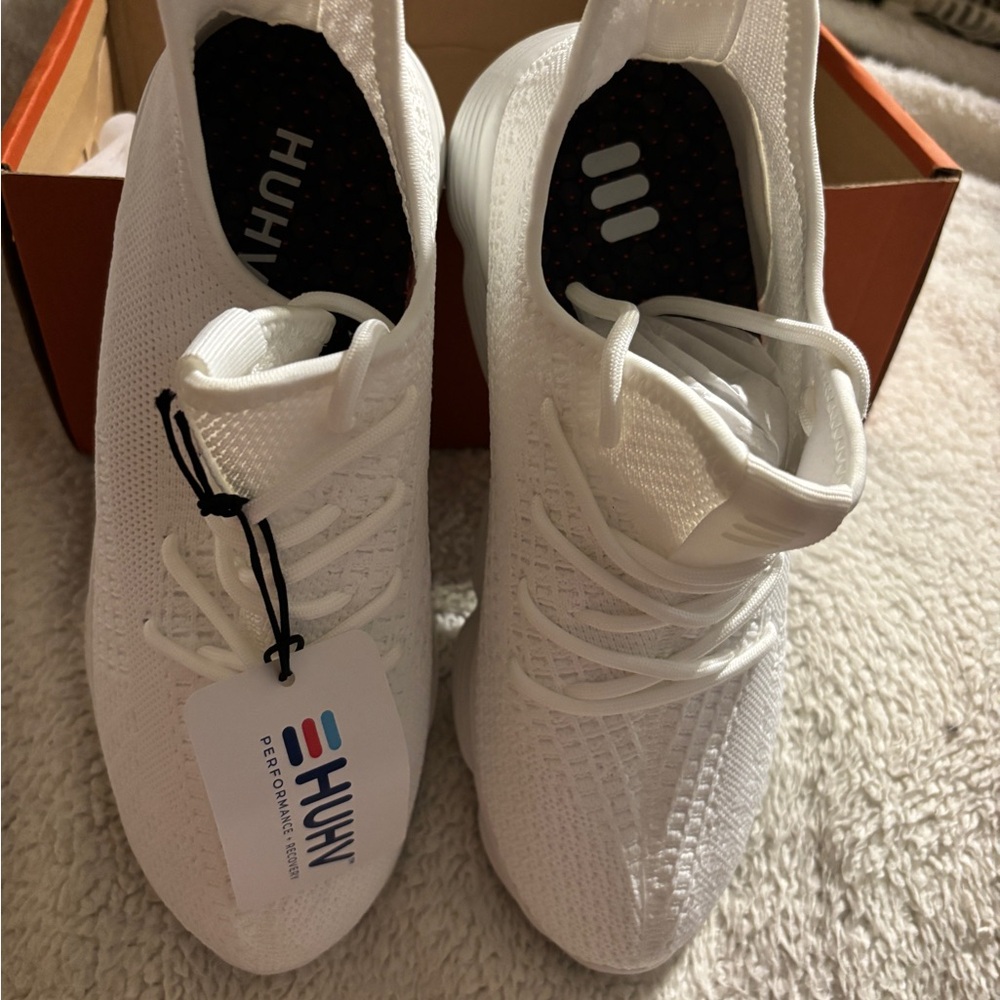 HUHV Flow 360 Cloud Sneakers Bone White Women’s size 8 /Men’s size 5 New in box